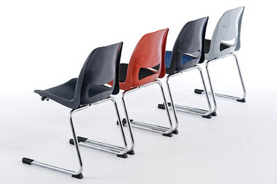 Robuste Schulungsstühle mit C-Freischwinger